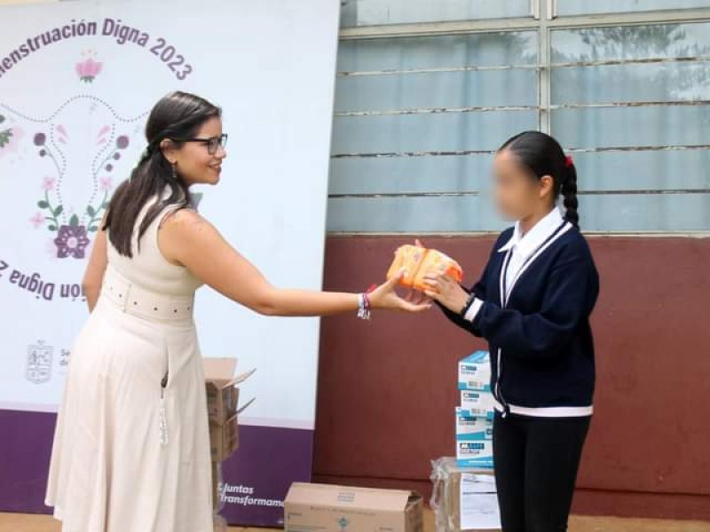 Llevan paquetes de Menstruación Digna a estudiantes de Santiago Undameo