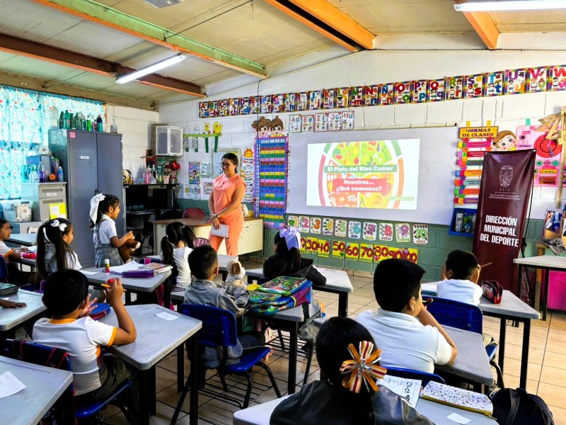 Llevan plática de nutrición a la escuela 20 de Noviembre