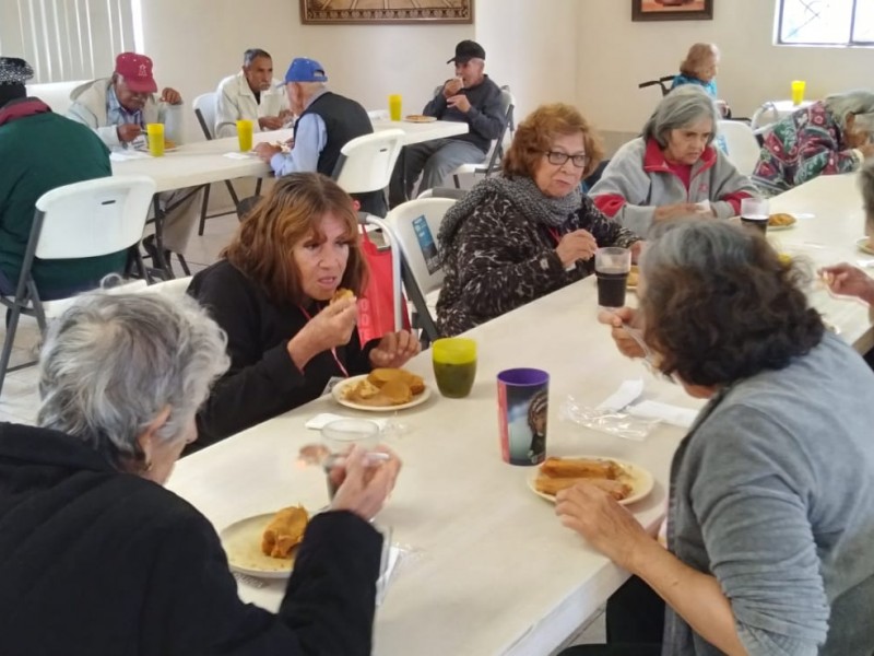 Llevan regalos y alimentos al Cobijo en memoria de Marisol Cuadras