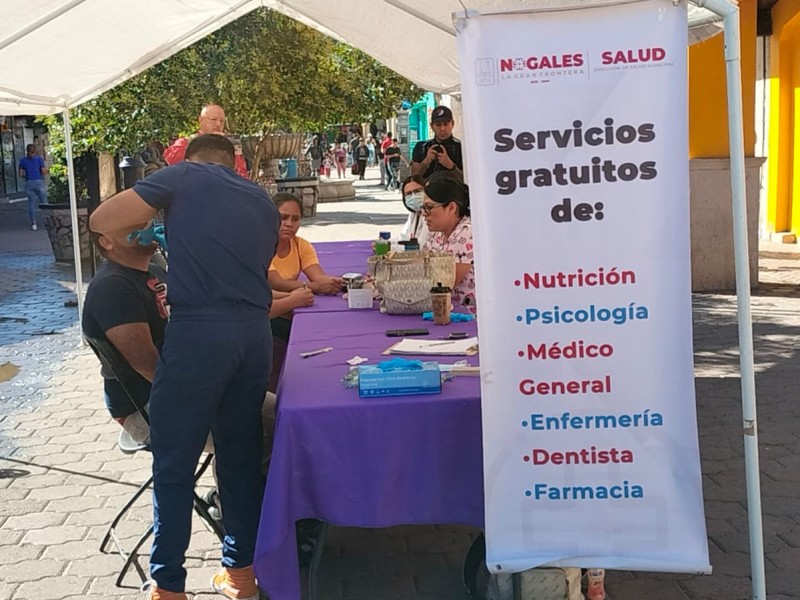 Llevan servicios de salud a Plaza Pesquiera