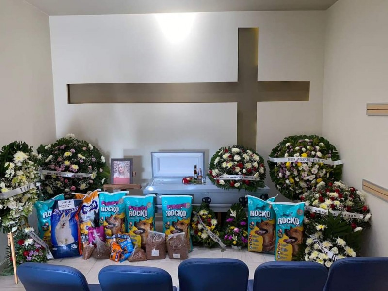 Llevan croquetas en vez de flores a funeral de rescatista