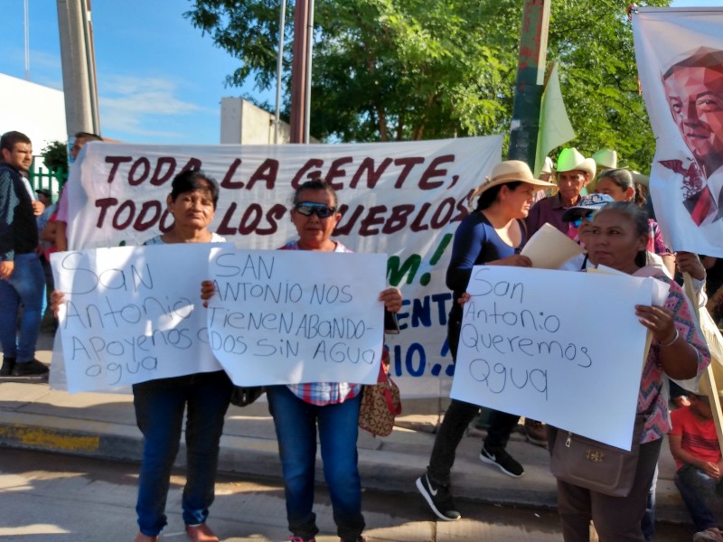 📷 Llueven demandas y peticiones a AMLO