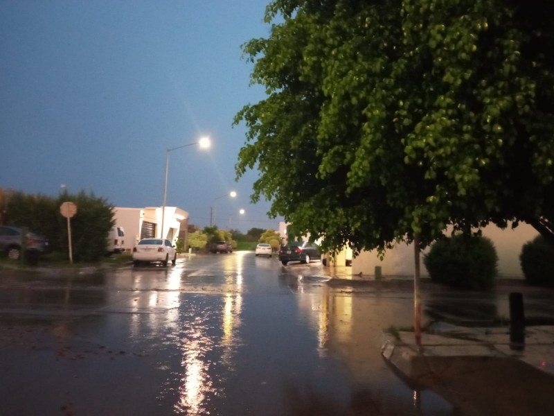 Lluvia acompañada de fuertes vientos sorprendió esta madrugada en LM