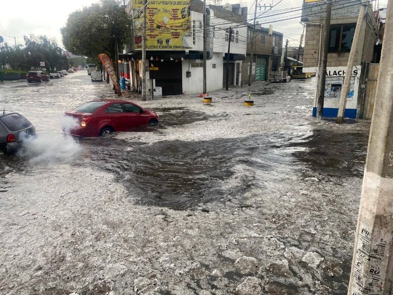 Lluvia acompañada de granizo azotó Toluca