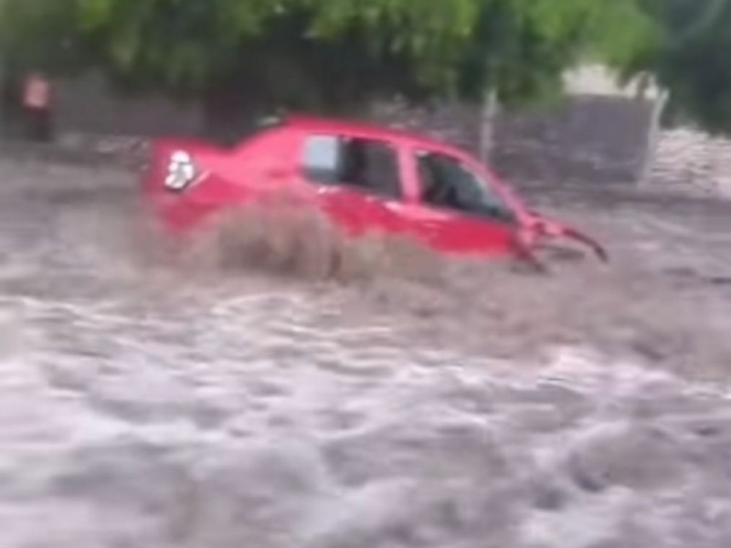 Lluvia arrastra cuando menos 10 vehículos