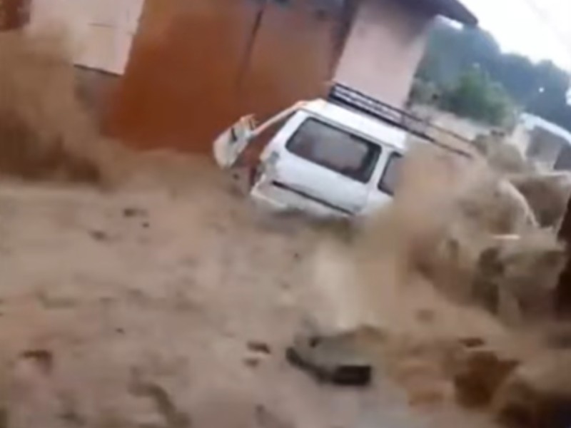 Lluvia arrastró varios vehículos en Rafael Lucio y Banderilla