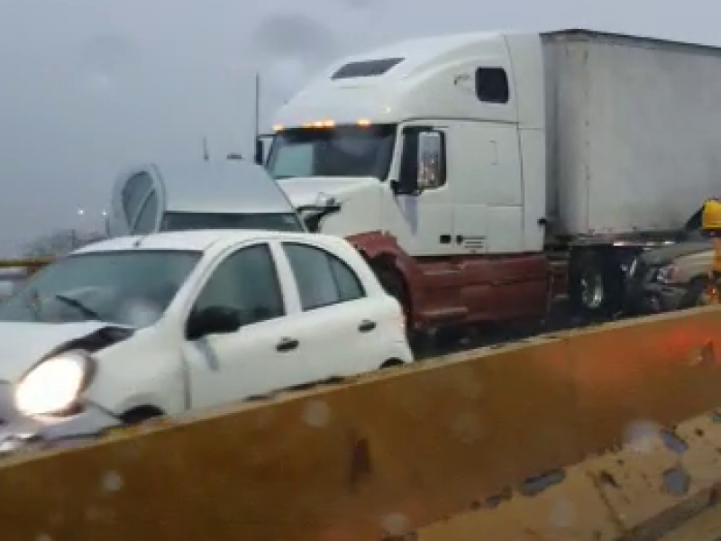 Lluvia causa estragos en Torreón, se reporta carambola sobre periférico