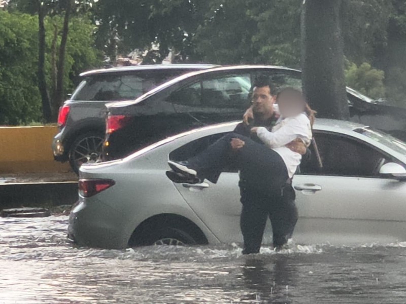 Lluvia con granizo genera encharcamientos y el rescate de tres personas