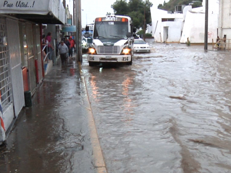 Lluvia  afecta a comerciantes del centro