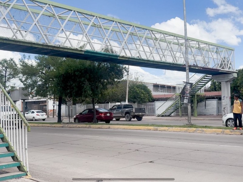 Lluvia de varillas en puente peatonal, pone en riesgo a transeúntes.