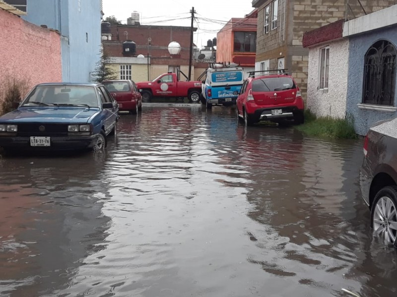 Lluvia deja afectaciones en Toluca
