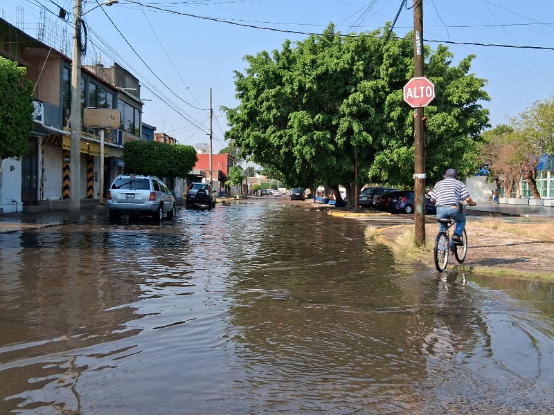 Lluvia deja calles con agua a nivel de banqueta