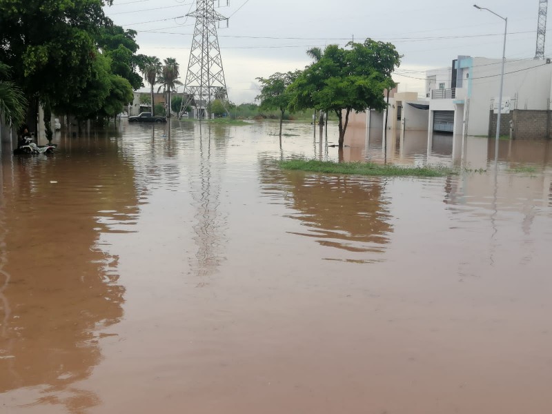 Lluvia deja incomunicados a vecinos de Jardines del Bosque