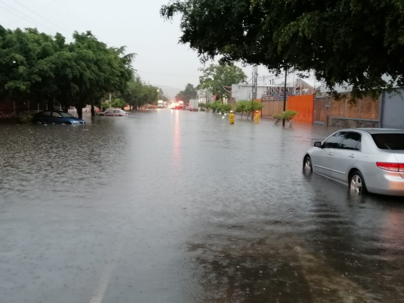 Lluvia deja inundaciones en calles de Zona Metropolitana