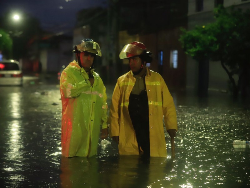 Lluvia deja inundaciones en Guadalajara