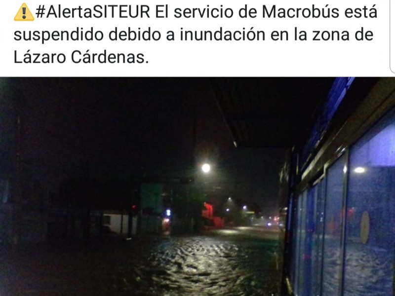 Lluvia deja inundaciones en vía pública