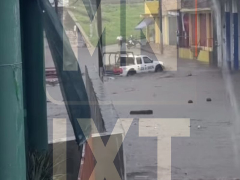 Lluvia del huracán “Erick” desborda arroyo “El Mesón” en Petatlán