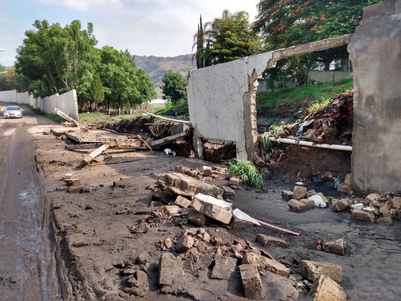 Lluvia derriba bardas en Tlajomulco