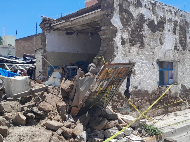 Lluvia derrumba vivienda de adobe en Durango