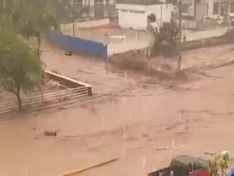 Lluvia desborda arroyos y causa afectaciones en Puerto Vallarta