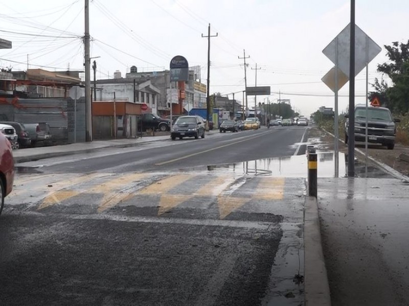 Lluvia evidencia problemas en reciente obra del estado.