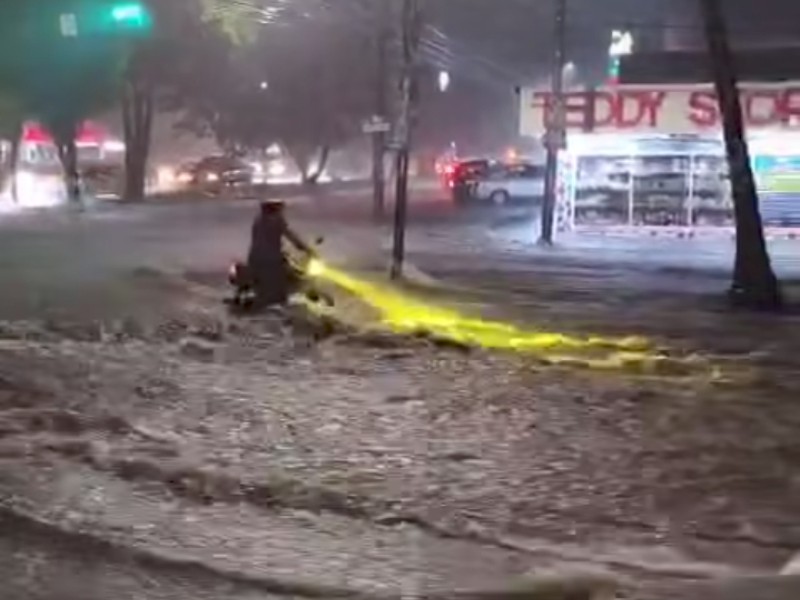 Lluvia generó inundaciones en avenidas principales de Colima