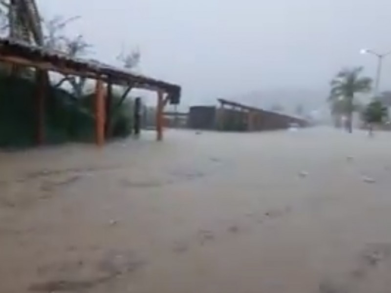 Lluvias inundan viviendas y arrastra vehículos en Zihuatanejo
