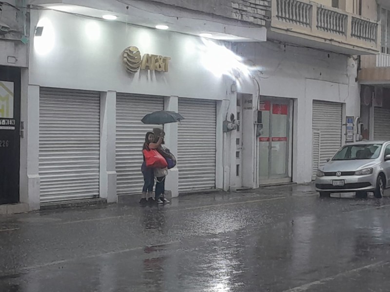 Lluvia mañanera provoca retrasos a ciudadanos y deja encharcamientos severos