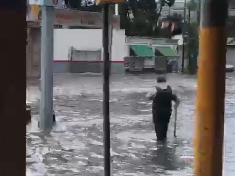 Lluvia matutina deja inundaciones y estragos en la ciudad