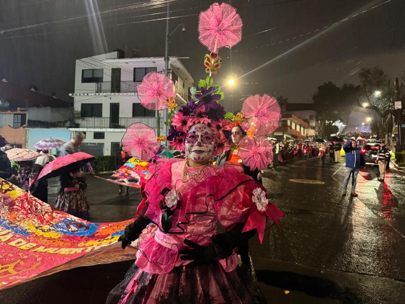Lluvia no detiene el desfile de Catrinas del barrio de El Dique