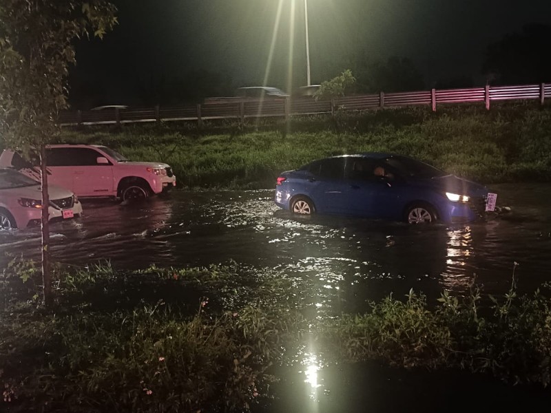 Lluvia nocturna deja afectaciones en varios puntos de la ciudad