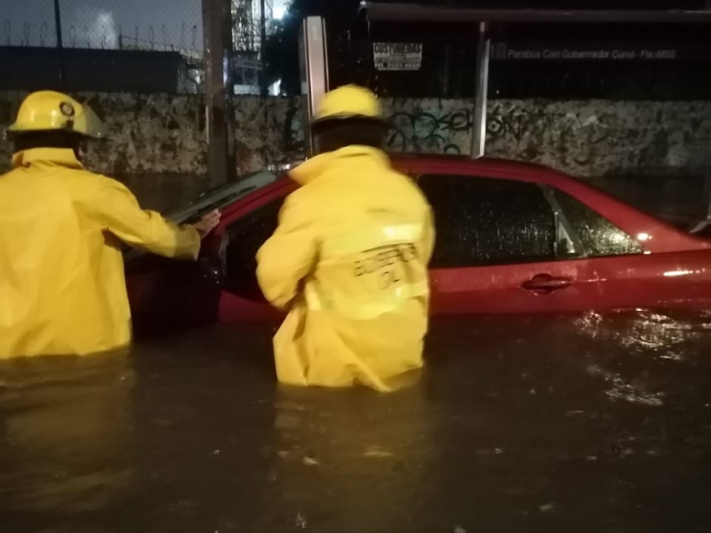 Lluvia nocturna deja inundaciones en vía pública en Guadalajara