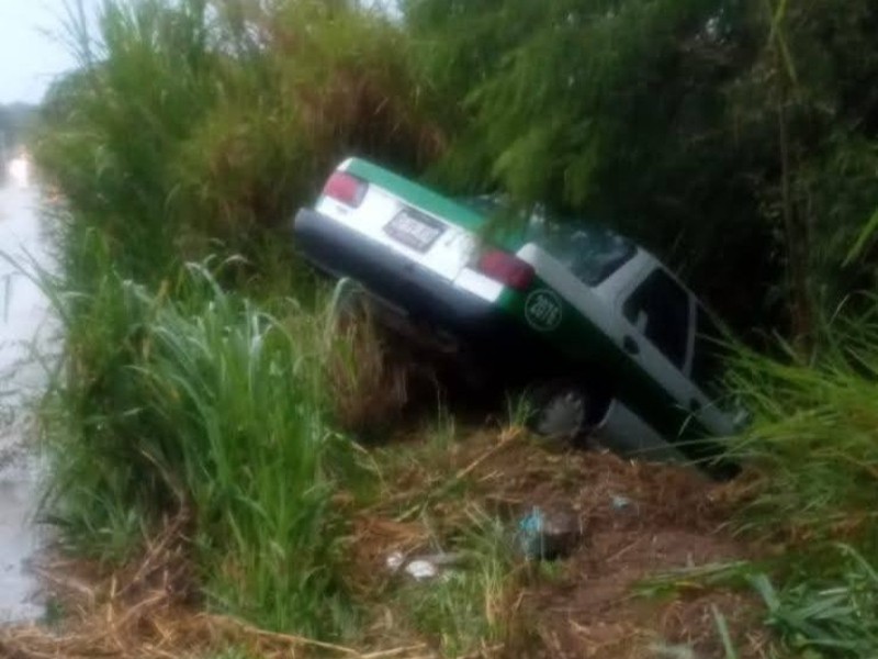 Lluvia propició percances vehiculares sobre la carretera Coatepec-Las Trancas