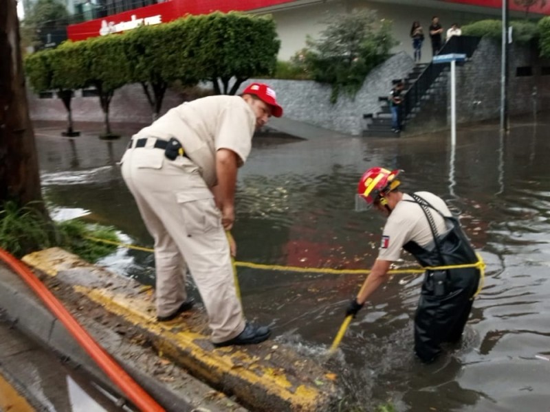 Lluvia provoca caos vial