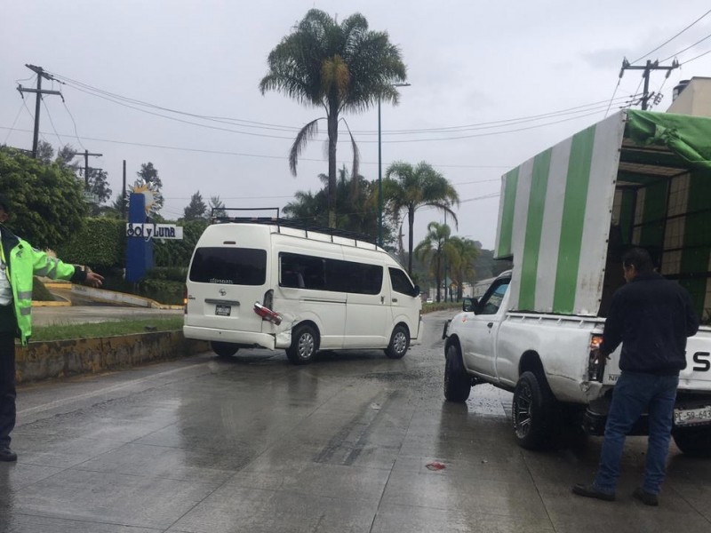 Lluvia provoca carambolas en la Xalapa-Coatepec