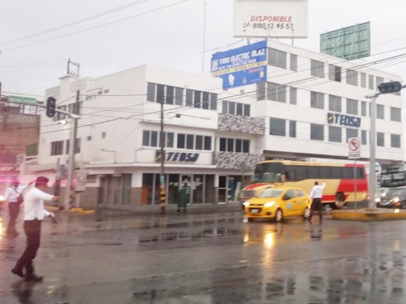 Lluvia provoca cortes de electricidad y tránsito lento en Torreón