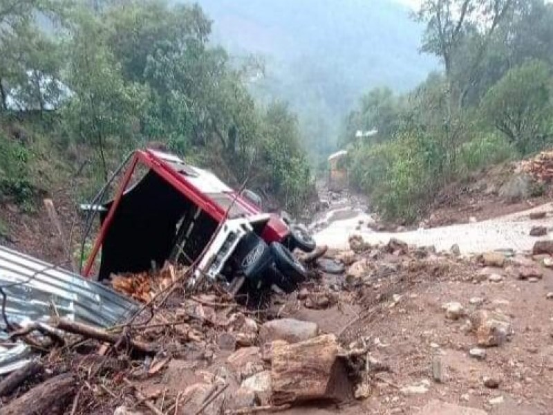 Lluvia provoca desbordamiento de arroyos en Zimatlán; deja afectaciones