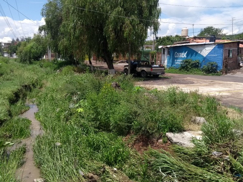 Lluvia provoca desbordamiento de canal en comunidad zamorana