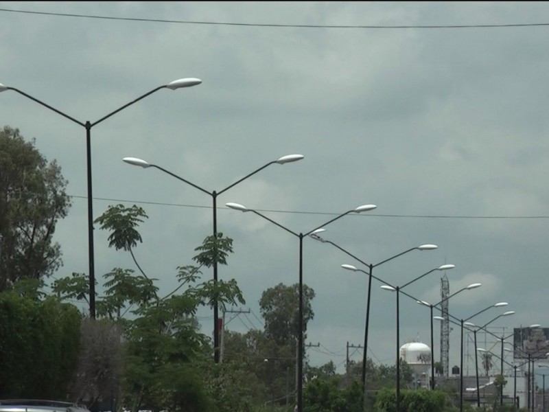 Lluvia provoca desperfectos en alumbrado público