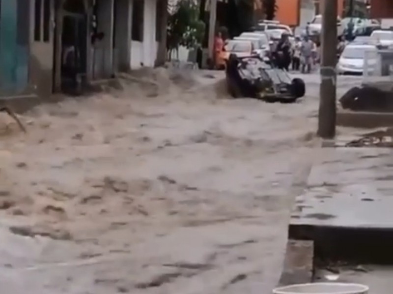 Lluvia provoca volcadura de auto y árboles caídos