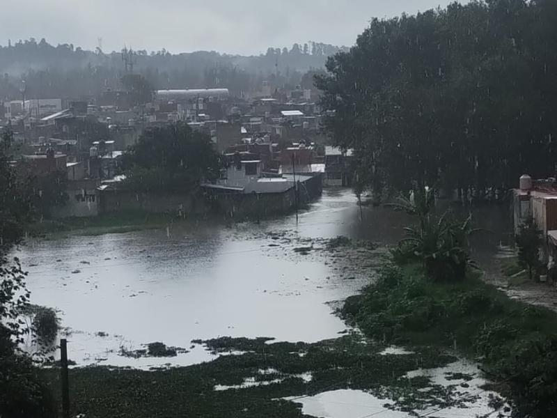 Lluvia sorprende a Xalapa y provoca anegamientos y fuertes corrientes