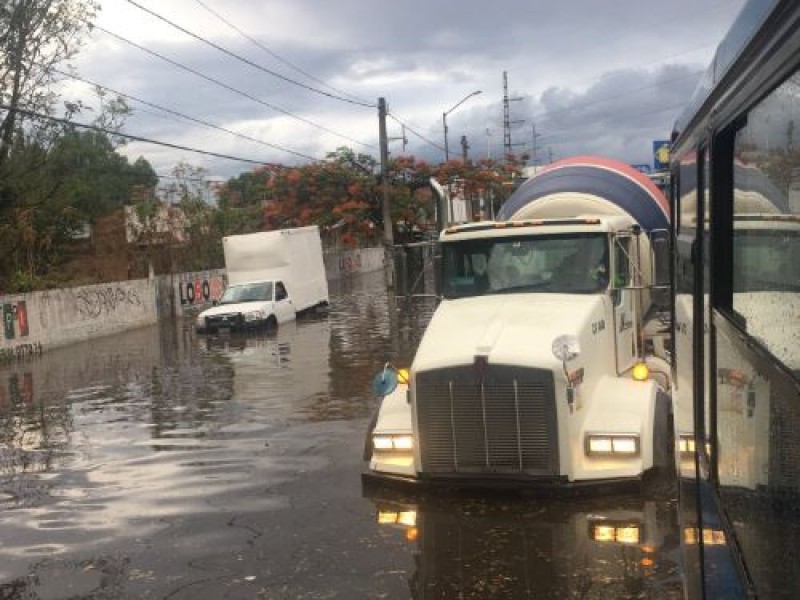 Lluvia vespertina causa estragos en la ZMG