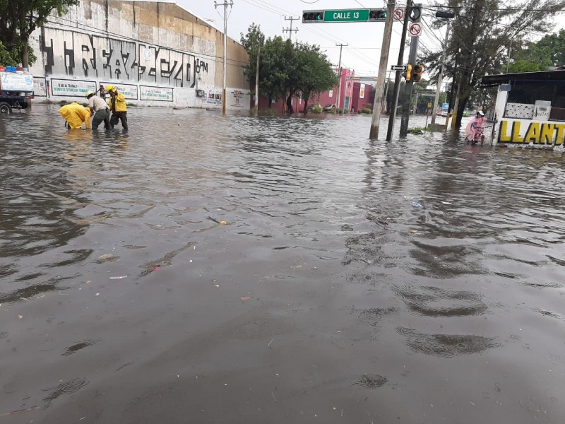 Lluvia vespertina causa estragos en ZMG