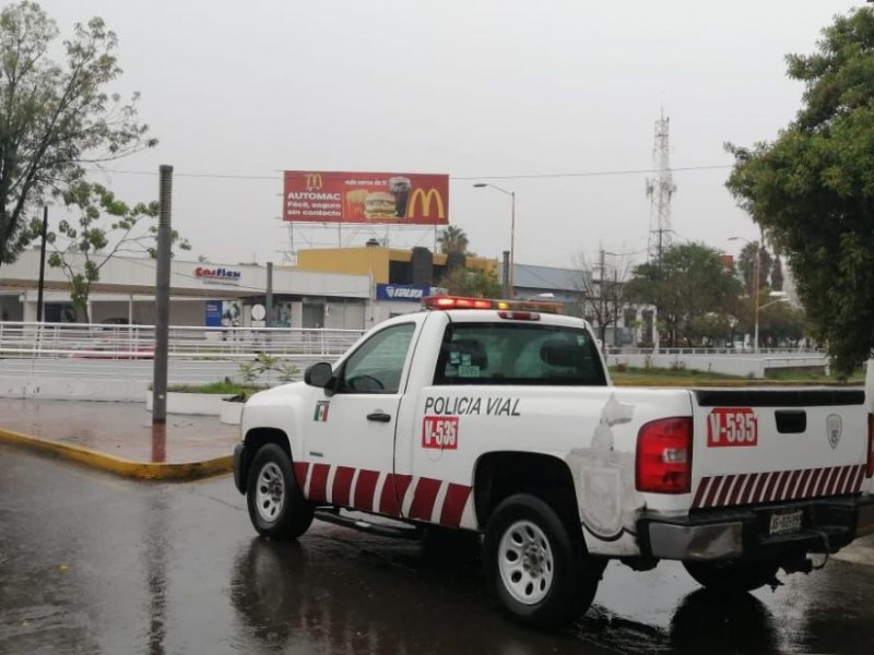 Lluvia vespertina deja inundaciones y cierres viales