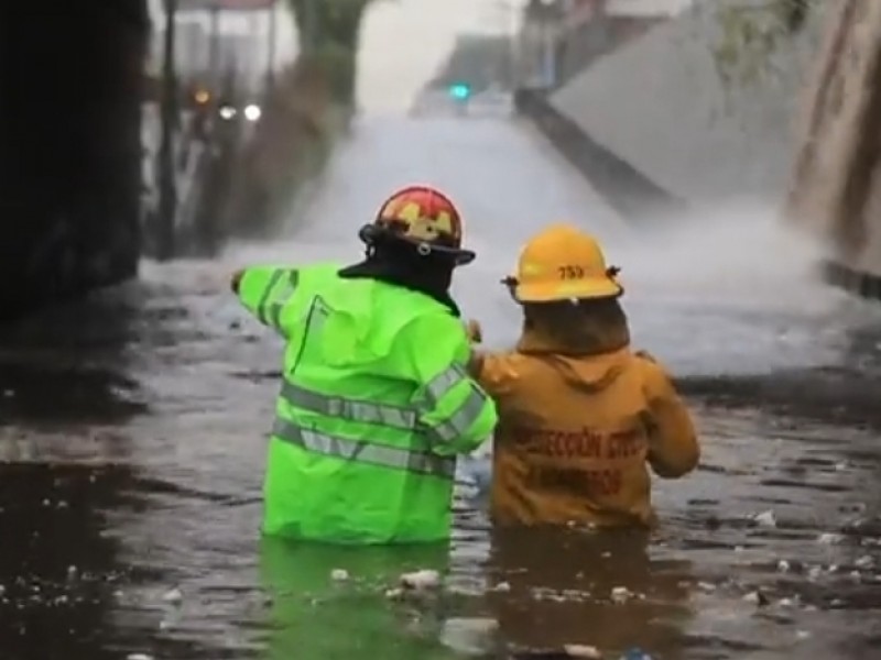 Lluvia inunda paso a desnivel en avenida 8 de julio