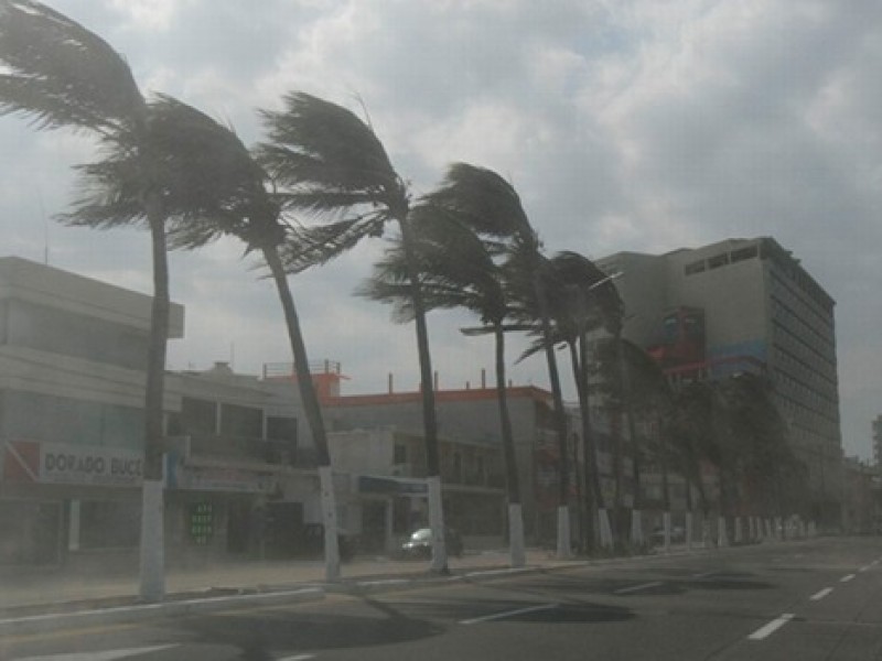 Lluvia y norte violento de hasta 120 km/h