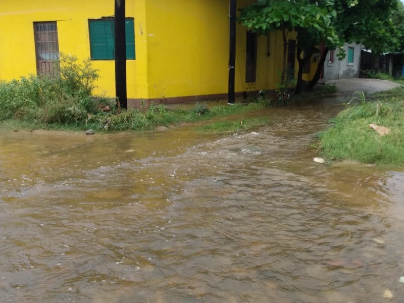Lluvias afectan calles y avenidas de colonias en Salina Cruz