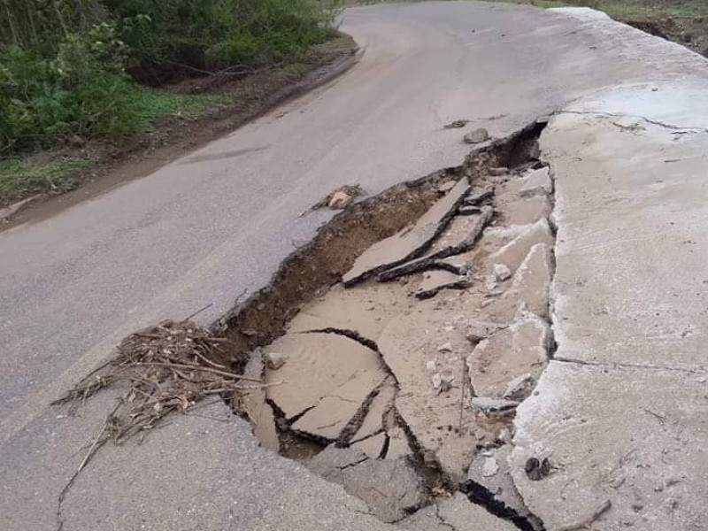 Lluvias afectan carreteras en Coahuayutla