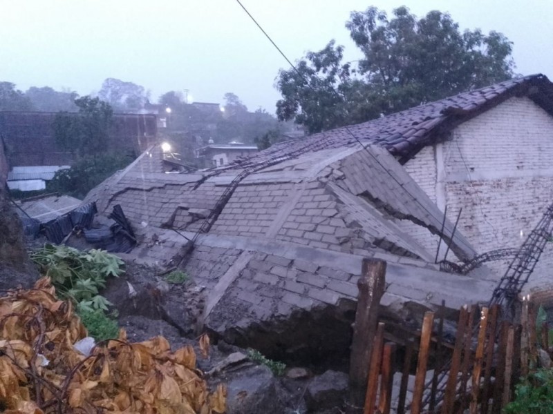 Lluvias afectan e inundan viviendas en Atoyac y Tecpan