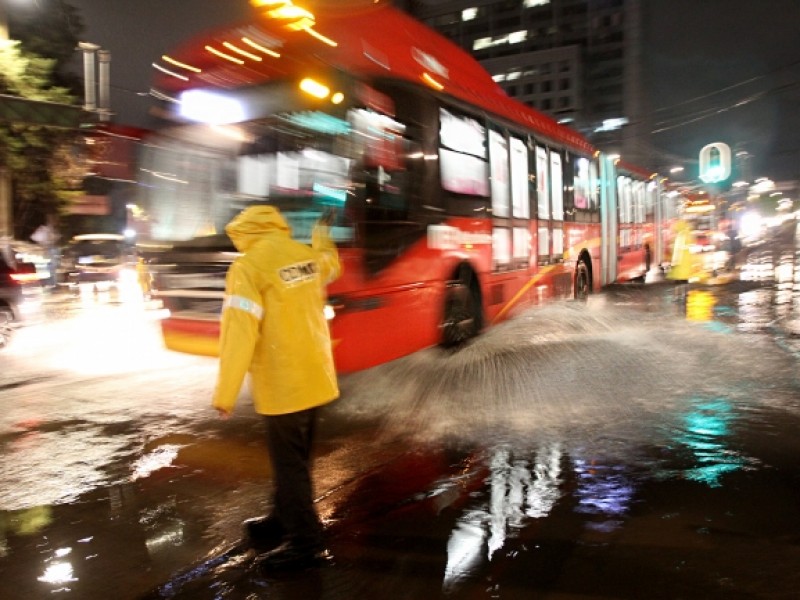 Lluvias afectan línea 3 del Metro y Metrobús